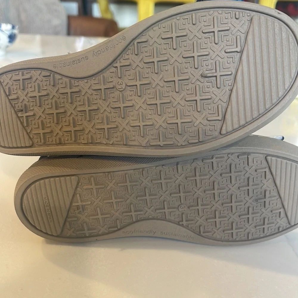 NWT Cienta Boys Lace up Shoe in Suede